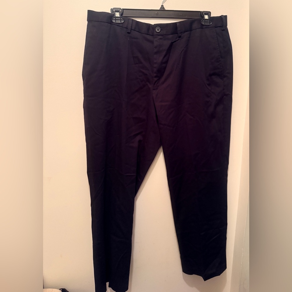 Haggar Men's Classic-Fit, Non-Iron Twill Pant (40x30, Black)
